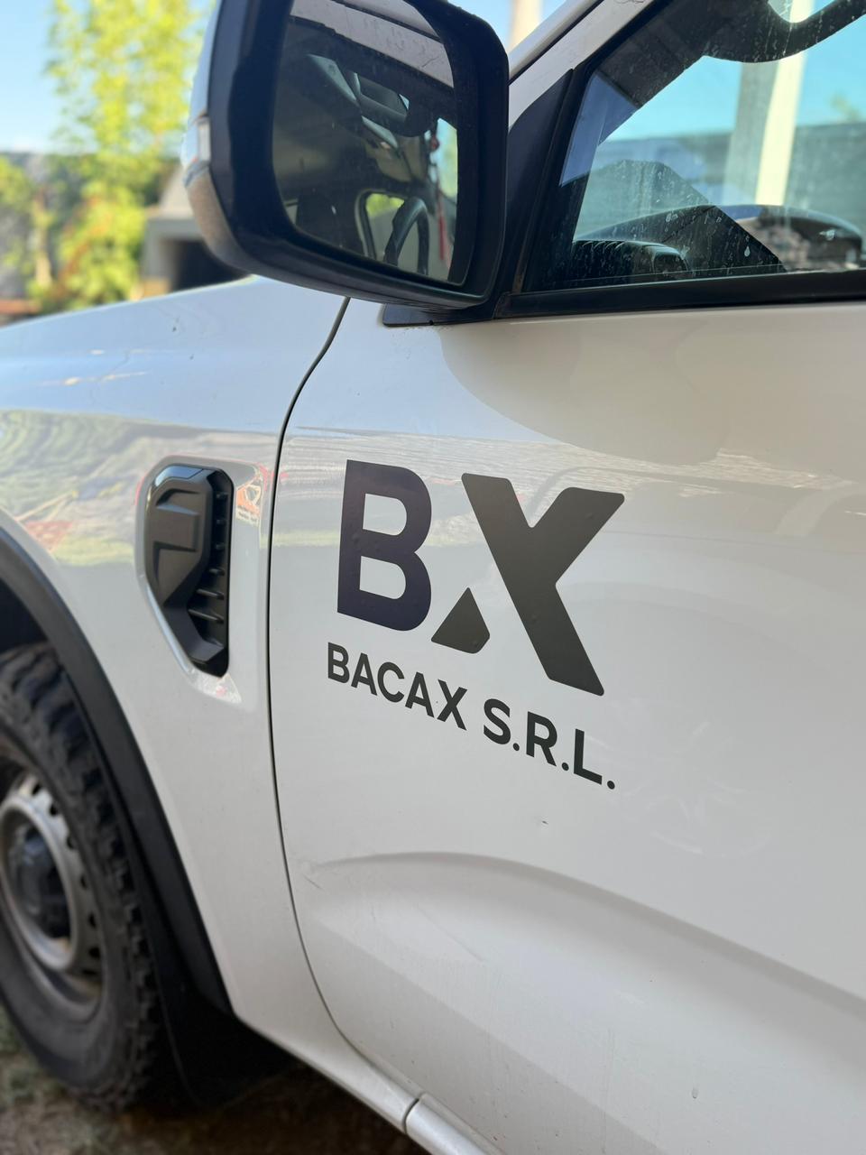 Logo BACAX S.R.L. en la puerta de la camioneta