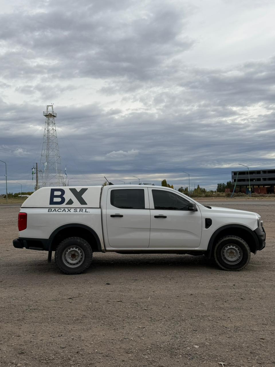 Camioneta Ford Ranger de BACAX S.R.L. con caja